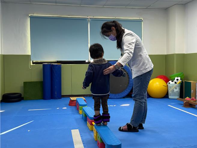 物理治療師訓練早療的孩童。（李京昇攝）