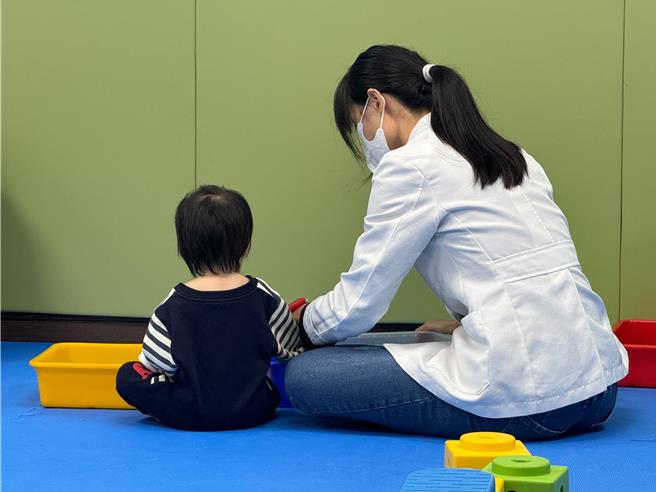 物理治療師訓練早療的孩童。（李京昇攝）