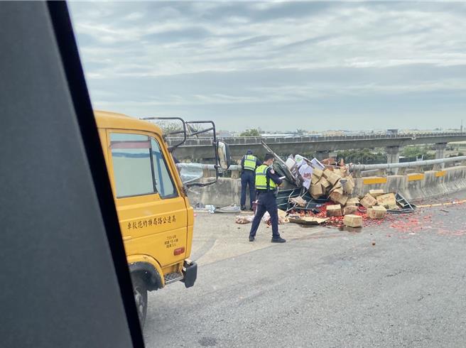 彰化台76線西向13公里處，今天下午發生一起離奇車禍，1輛滿載水果的小貨車從將近30公尺高的高架橋摔落，自小貨車上包括駕駛跟乘客一起摔落橋下的員林大排內。（民眾提供／吳建輝彰化傳真）