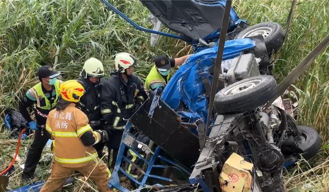 目前駕駛與乘客稍早由消防隊員救出，其中乘客在現場OHCA、駕駛則無意識。（民眾提供／吳建輝彰化傳真）