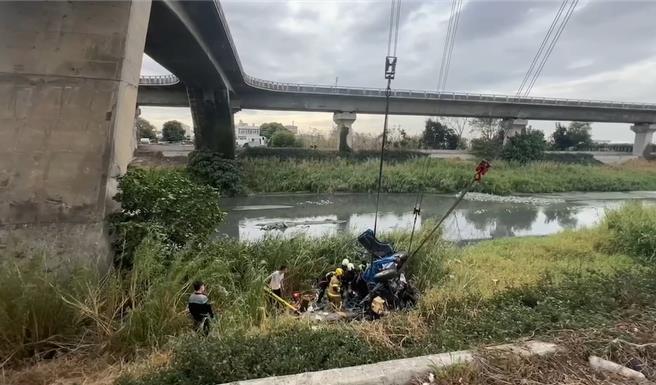 這起事故發生在今天下午1點57分，1輛藍色的小貨車疑似遭後車追撞後，撞到內線護欄，接著從高架橋上摔下來，造成車體整個嚴重變形。（民眾提供／吳建輝彰化傳真）