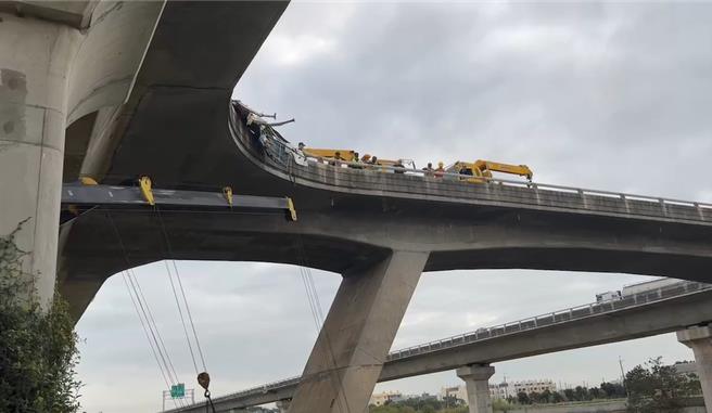 消防人員獲報即派員前往救援，到場後發現駕駛還卡在車內動彈不得，隨即使用破壞機具將人救出，乘客救出時已經OHCA，2人緊急送往秀傳醫院搶救中。（民眾提供／吳建輝彰化傳真）