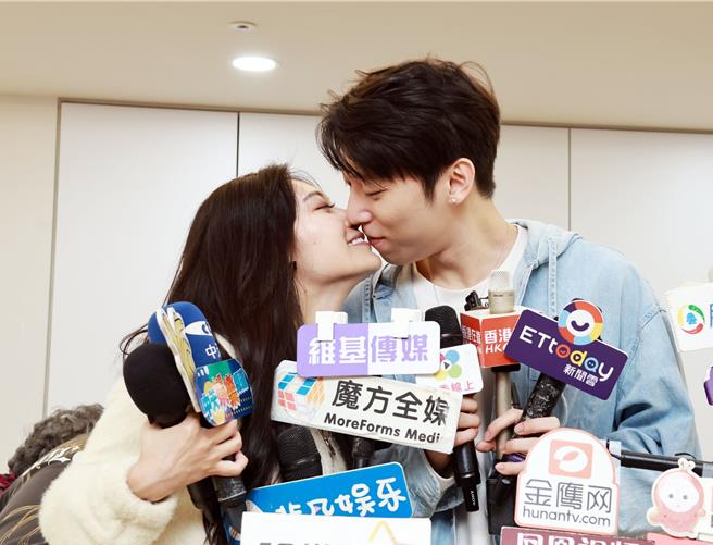 祈錦鈅（左）親吻老公秀恩愛。（紅心字會提供）