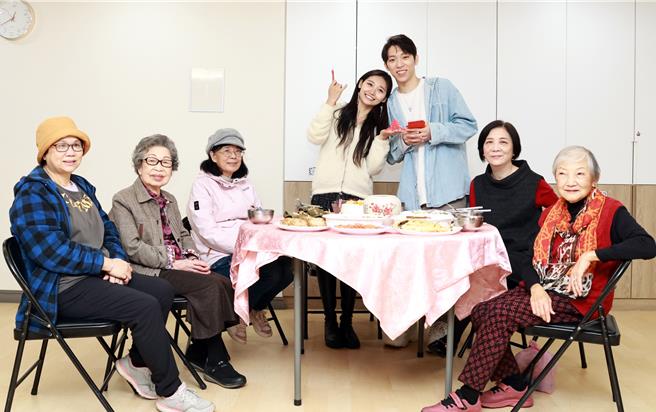 祈錦鈅夫婦陪伴長者圍爐。（紅心字會提供）