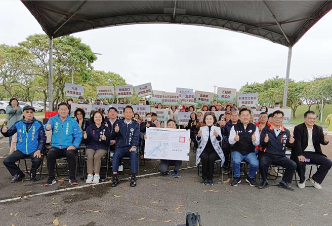 宜兰县长林姿妙（前排右四）前往亲水公园听取工商旅游处的进度报告并表示，期望宜兰温泉产业能均衡永续发展，缩短亲水公园夏、冬淡旺季游客差距，活化亲水公园，带动周边观光休閒产业发展。（吴佩蓉摄）