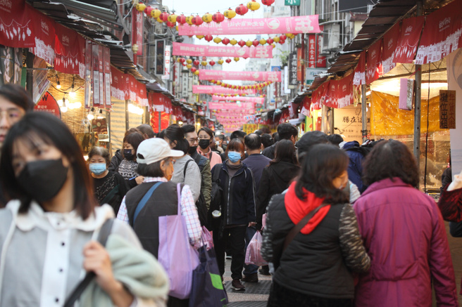 本周四就是小年夜，路上已經滿滿年味。（本報系資料照）