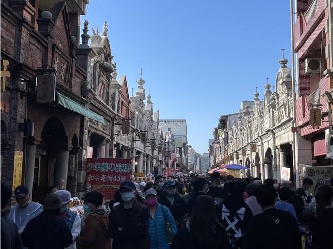 春节游大溪，桃园市交通局规画交管及改道动线。（吕筱蝉摄）