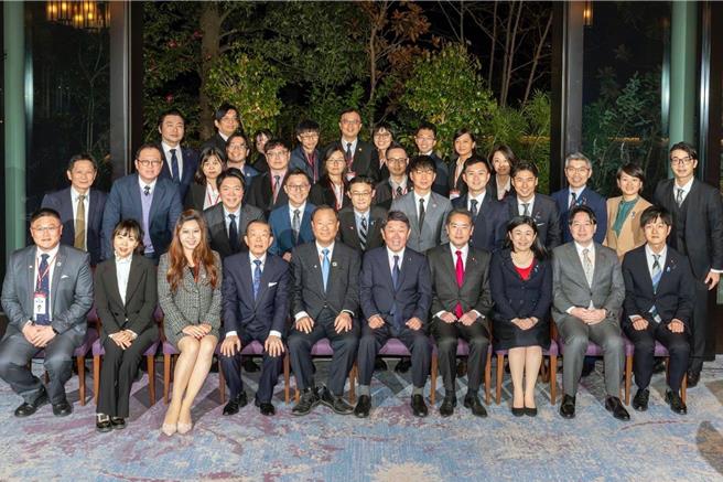 第25届中华民国青年代表访日团近日赴日交流，拜会日本前首相麻生太郎及自民党干事长茂木敏充等人。（蔡宗豪提供／洪荣志台南传真）