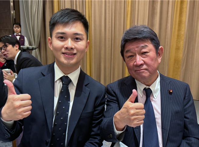 台南市议员蔡宗豪与日本自民党干事长茂木敏充合影。（蔡宗豪提供／洪荣志台南传真）