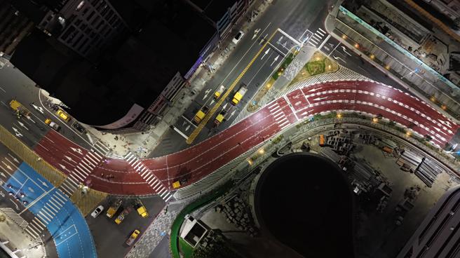 站西路彩色標線完工並開放通行。（圖／高雄市工務局）