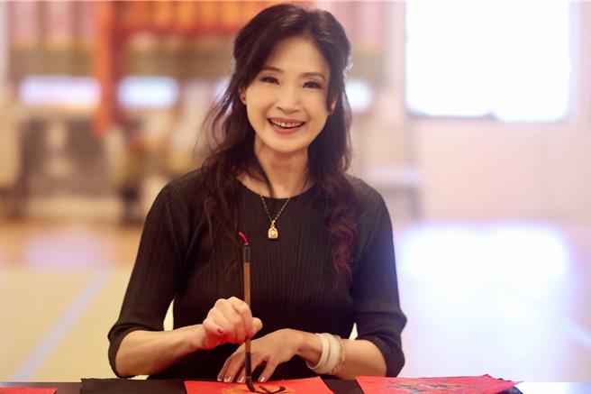 方季惟揮毫寫春聯。（尚時代文創娛樂提供）