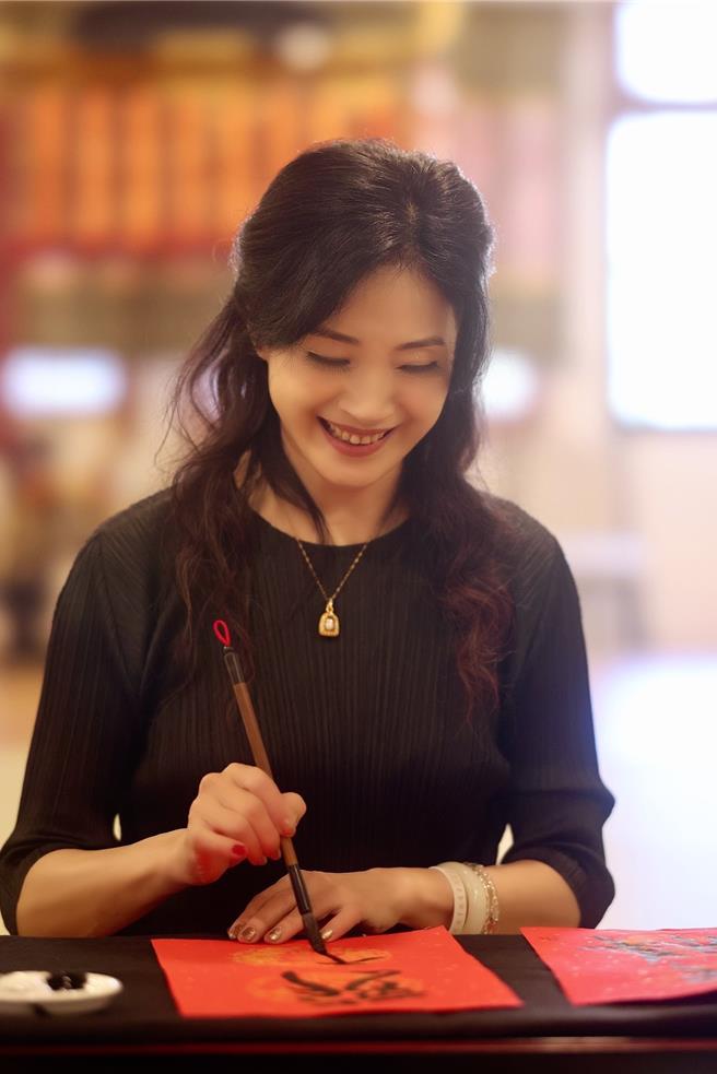 方季惟揮毫寫春聯。（尚時代文創娛樂提供）