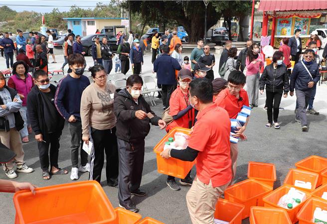 嘉义县家畜疾病防治所除去年採购2辆消毒车提升消毒量能，今年编列250万元预算，採购防疫物资，在年关将近之时发放给县内养禽业者。（吕妍庭摄）
