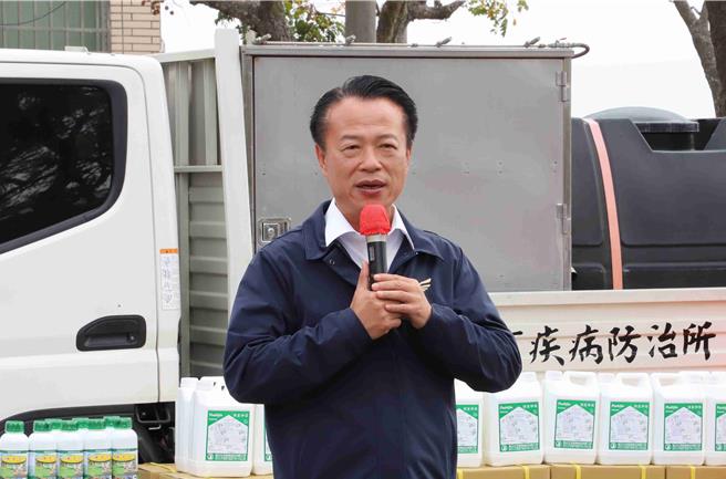 5日嘉义县长翁章梁视察物资发放状况，强调县府会持续强化防疫作为，杜绝疫病发生。（吕妍庭摄）