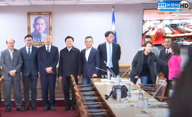 陳昭姿（桃紅色上衣者）在朝野協商合照時飆罵柯建銘，黃珊珊見狀出手安撫。（圖 / 擷取自中時直播）