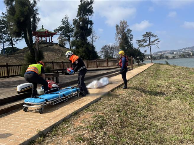 金湖镇太湖中正公园附近传出有民眾落水，消防局将他救起时已明显死亡。（金门县消防局提供）