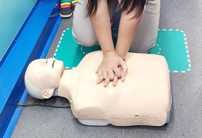 台北市消防局持续推广民眾学习CPR与AED、哈姆立克及简易止血包扎等急救技能。（图／消防局提供）