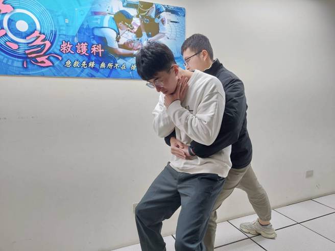 当民眾意识清醒、轻度哽塞时，应鼓励他咳嗽和用力呼吸，绝不要去干扰病人自发性的咳嗽和出力呼吸，若异物仍无法取出，就採取「哈姆立克急救法」急救。（图／消防局提供）