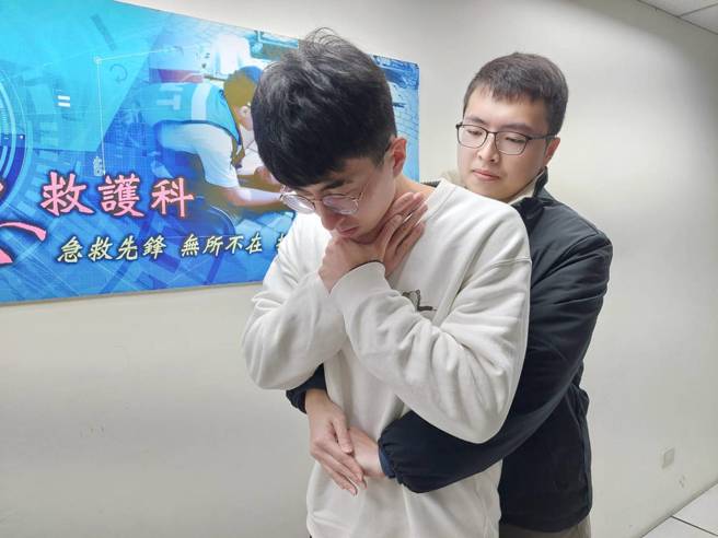当民眾意识清醒、轻度哽塞时，应鼓励他咳嗽和用力呼吸，绝不要去干扰病人自发性的咳嗽和出力呼吸，若异物仍无法取出，就採取「哈姆立克急救法」急救。（图／消防局提供）