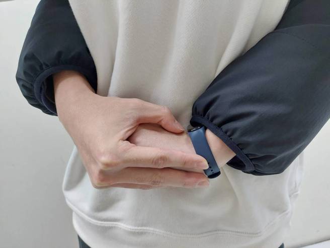 当民眾意识清醒、轻度哽塞时，应鼓励他咳嗽和用力呼吸，绝不要去干扰病人自发性的咳嗽和出力呼吸，若异物仍无法取出，就採取「哈姆立克急救法」急救。（图／消防局提供）