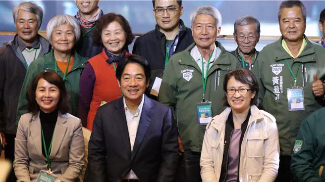 总统当选人赖清德（前中）与副总统当选人萧美琴（前右），今天到花莲参加民进党县党部感恩茶会，感谢党员与党公职于选战期间的努力，以及乡亲的支持。（民眾提供／罗亦晽花莲传真）