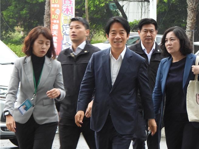 总统当选人赖清德（前中）今天下午3时许快闪花莲，到新天堂乐园参加县党部感恩茶会，面对媒体询问笑而不答，与现场民眾挥手致意后便快速步入会场。（罗亦晽摄）