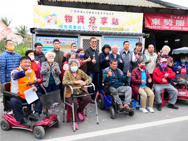 云林县復健青年协进会以「无人商店」加上「零元购」为发想，在东势乡设置1处「物资分享站」，5日正式启用，民眾只要有需要，随时可来免费取用米、麵、罐头等物资。（张朝欣摄）