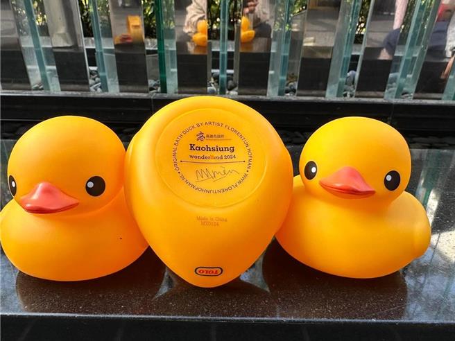 高市官方商店贩售的黄色小鸭公仔竟是「Ｍade in China」。（摘自脸书粉专「Care 高雄」）