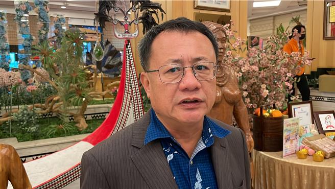 前立委赖坤成分析2024总统立委选举，示警民进党「白色力量」于台东崛起。（萧嘉蕙摄）