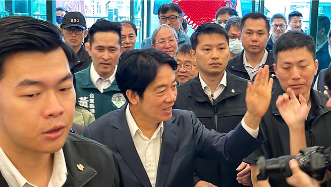 总统赖清德今赴台东参加感恩餐会谢票，逐一向支持者挥手致意，展现亲和力。（萧嘉蕙摄）
