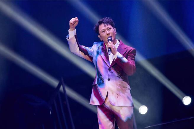 张信哲18日将在「杜拜媒体城」圆形剧场举办演唱会。（潮水音乐提供）