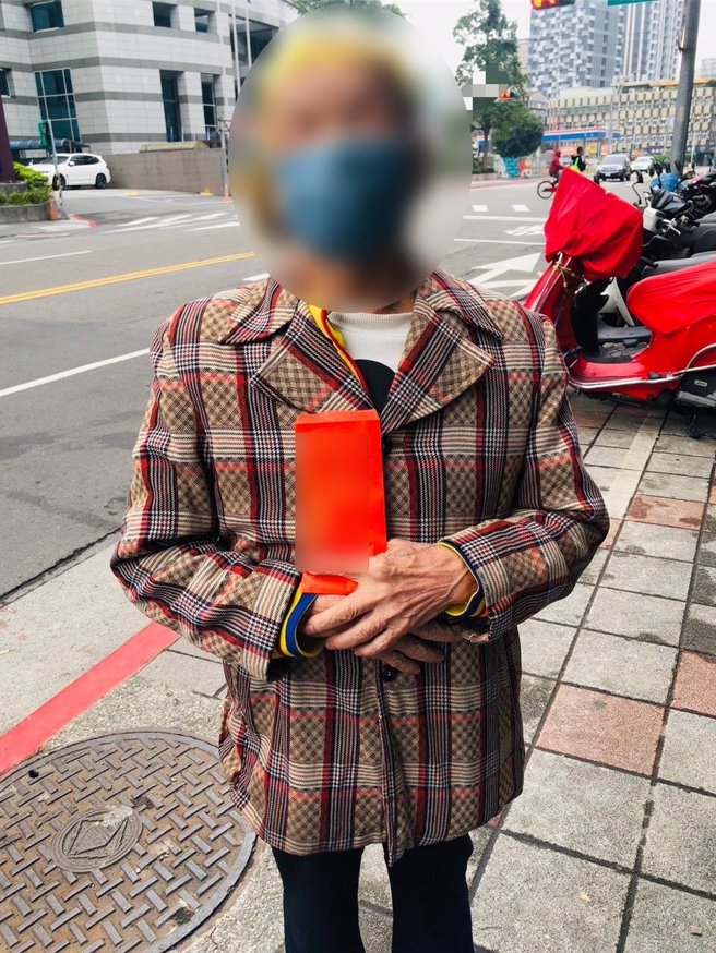 80岁黄姓老翁因偷发票箱被警方查获，但因生活困苦警方执法外仍媒介社福团体救助。（翻摄画面）