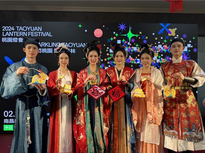 虎头山新创园区的汉服宋代市集，特别和同为桃园人、也是西塘汉服文化周的发起人方文山老师合作，借重考据专业，带来完整还原宋朝的服饰和宫灯。(蔡依珍摄)