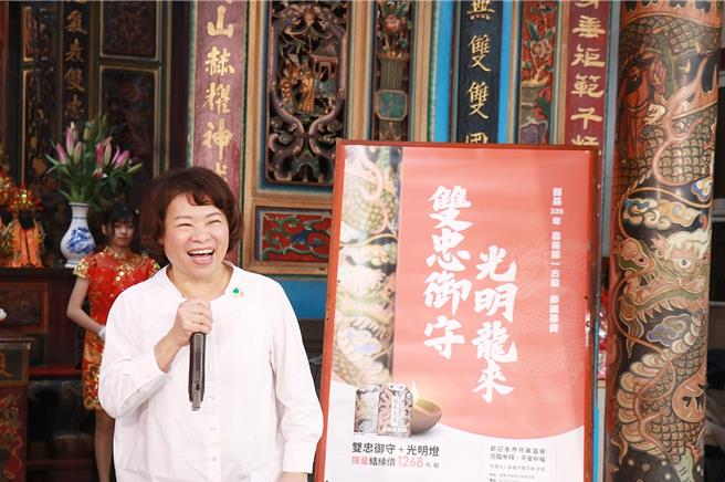 尪公本来可以泛指神明，但是在台湾因为只有来自安溪的双忠信徒这么使用，久而久之，就让人以为尪公就是双忠的代称。图为嘉义市长黄敏惠出席启动「双忠庙龙柱及门神修护计画」仪式。（吕妍庭摄）