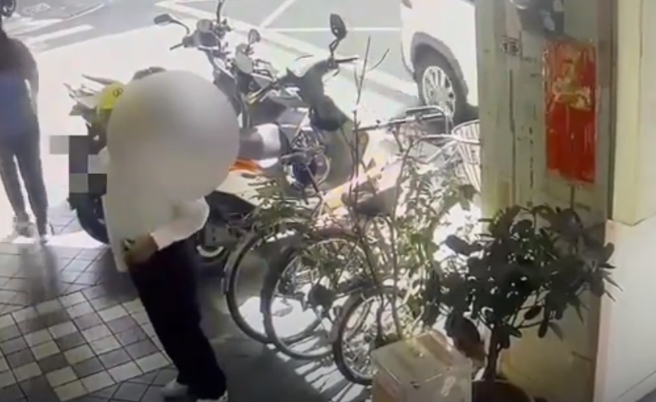 8旬翁偷发票箱对奖赚生活费，员警媒介社福团体关怀送红包。（翻摄自影片）