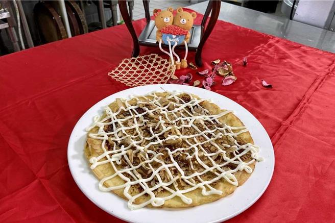 弘光科大餐旅管理系老师郑锦庆示范，将年菜吃不完的海鲜羹，用低筋麵粉跟蛋等食材拿来做大阪烧。（弘光科大提供／张妍溱台中传真）