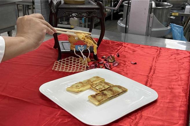 把拜拜完的甜年糕变成锅饼中的内馅，加上有咸味的起司，吃起来又甜又咸。（弘光科大提供／张妍溱台中传真）