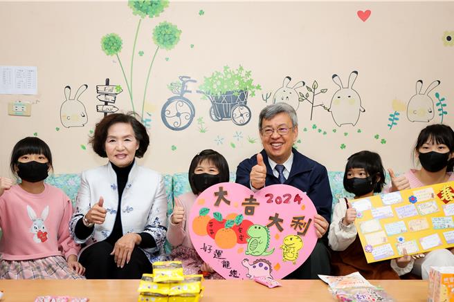 行政院长陈建仁（右三）与宜兰县长林姿妙（左二）5日至幸夫爱儿园致赠加菜金和福袋。（宜兰县政府提供／吴佩蓉宜兰传真）