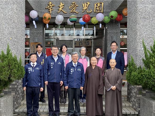 行政院长陈建仁（前排中）5日到宜兰探访幸夫爱儿园、宜兰监狱，致赠加菜金和贺岁福袋，向院生、工作人员拜个早年。（吴佩蓉摄）