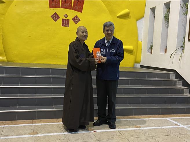5日行政院长陈建仁（右）在宜兰县长林姿妙、立委陈俊宇等人陪同下前往致赠加菜金、贺岁福袋，由创办人达观法师（左）代表受赠。（吴佩蓉摄）