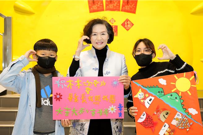 孩童送自己的画作给宜兰县长林姿妙（中）。（宜兰县政府提供／吴佩蓉宜兰传真）