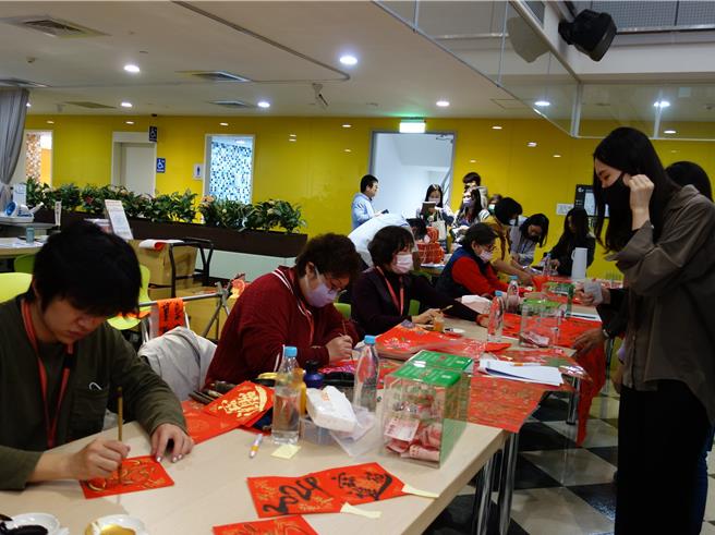 5位书法大师现场挥毫。（创世基金会板桥院提供）