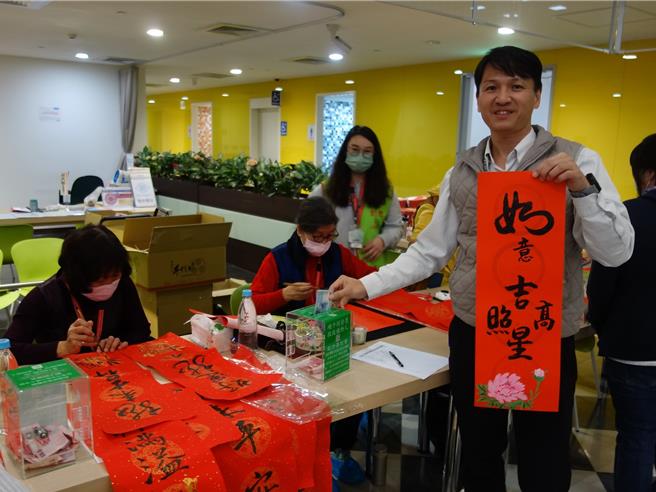 春联义卖所得将捐给创世基金会板桥院，作为植物人安养经费。（创世基金会板桥院提供）