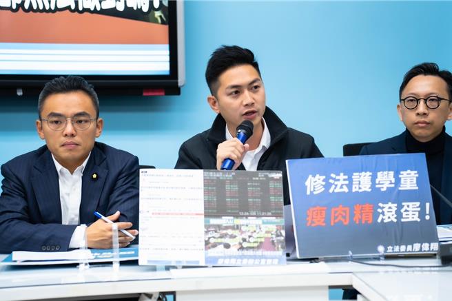 國民黨立委廖偉翔（中）5日表示，按規定是「不得檢出」瘦肉精，痛批衛福部次長王必勝竟稱台中市府檢出值非常低，還要求15天後再公布，同批商品早就被國人吃下去了。（廖偉翔提供／陳淑芬台中傳真）