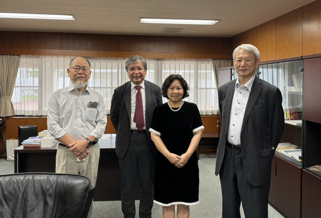 开南大学林玥秀校长（右2）拜访熊本县立大学，由白石隆理事长（右1）、堤裕昭校长(左2)、铃木元副校长(左1)连袂接待，商讨半导体学程设立。(照片/开南大学提供)