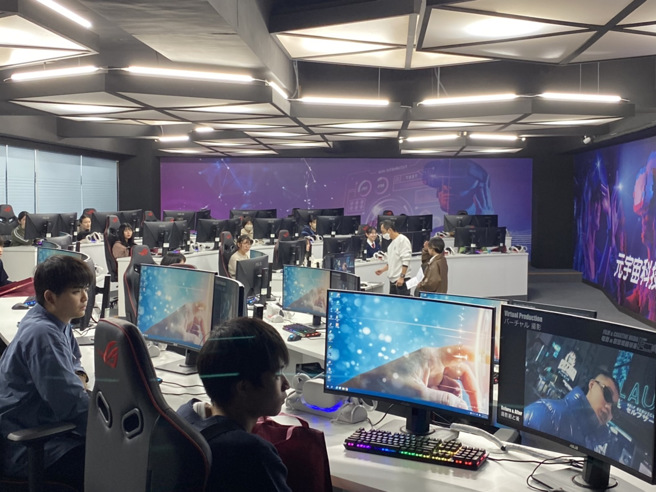 在「台湾留学支援中心」安排下，一年高达300人次蒞校参观各学院的亮点特色设备，包含元宇宙电脑教室实作与新闻主播台体验等。(照片/开南大学提供)