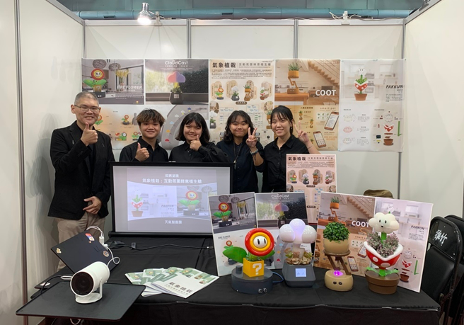 「气象植栽：互动氛围绿意植生舱」运用资讯工具推出结合人工智慧的创意，结合ESP32单晶片控制器与ChatGPT，可感测环境的温溼度并且推荐使用者美味的料理食谱与可行的消遣活动。作品在「2023年全国大专校院智慧创新暨跨域整合创作竞赛」赢得体感互动科技组第三名。(照片/国立高雄科技大学提供)
