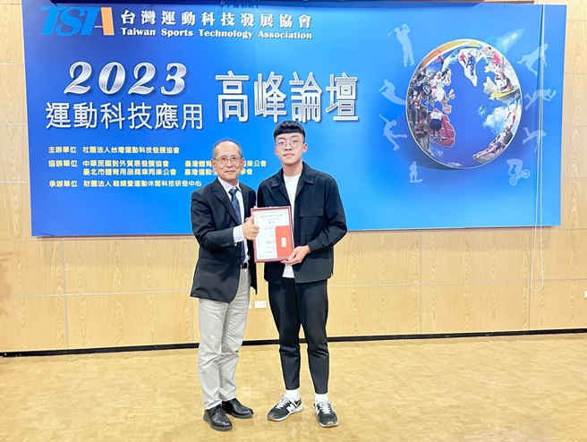 「Wheel Go」2023年时首次发表，获得金点新秀设计奖竞赛入围肯定，设计学生为陈文鸿及陈怡亲，是工设系大四时期的作品。陈文鸿在升上工设系硕一时，将作品做优化，赢得「2023运动科技创新设计奖」银奖肯定。(照片/国立高雄科技大学提供)