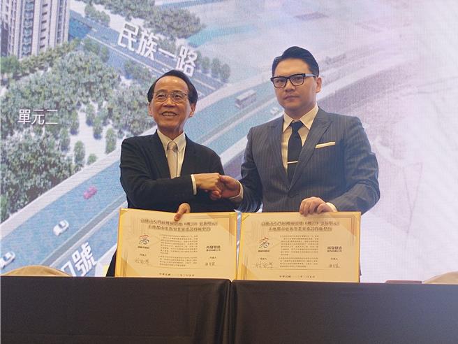 ｢20号机关用地｣公办都更单元一签约仪式在今天举行，由高雄市副市长林钦荣，与招商得标厂商尚发营造公司代表锺育霖执行长共同签署。（任义宇摄）