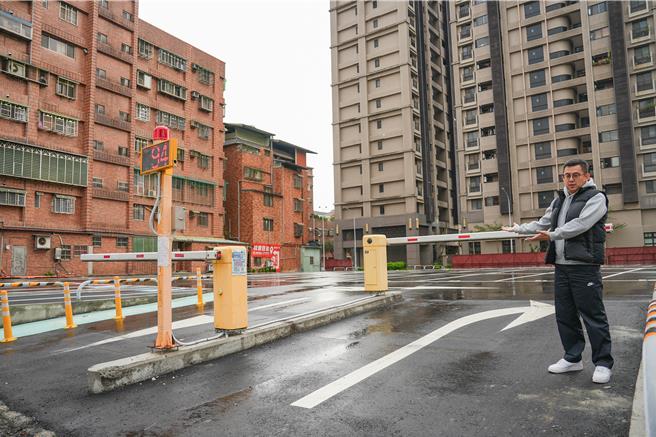 2024年2月5日新北市／民进党议员卓冠廷今（5）日脸书发文表示，终于成功帮三峡争取到停车场，目前也在积极争取夜间离峰优惠，方便周边住户使用。（卓冠廷办公室提供／刘玮晴新北传真）